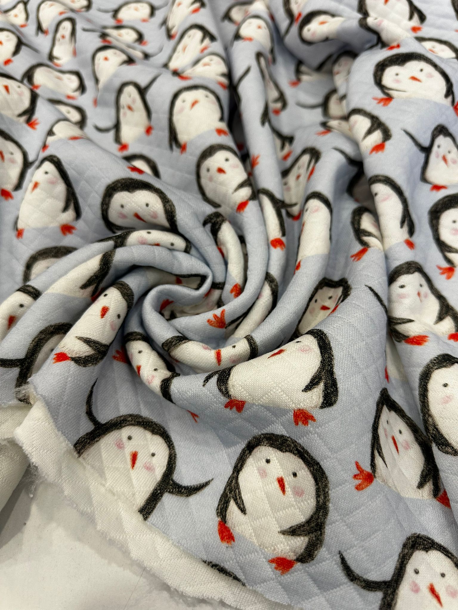 Desenli Kapitone Kumaş | Mavi Zemin Penguen