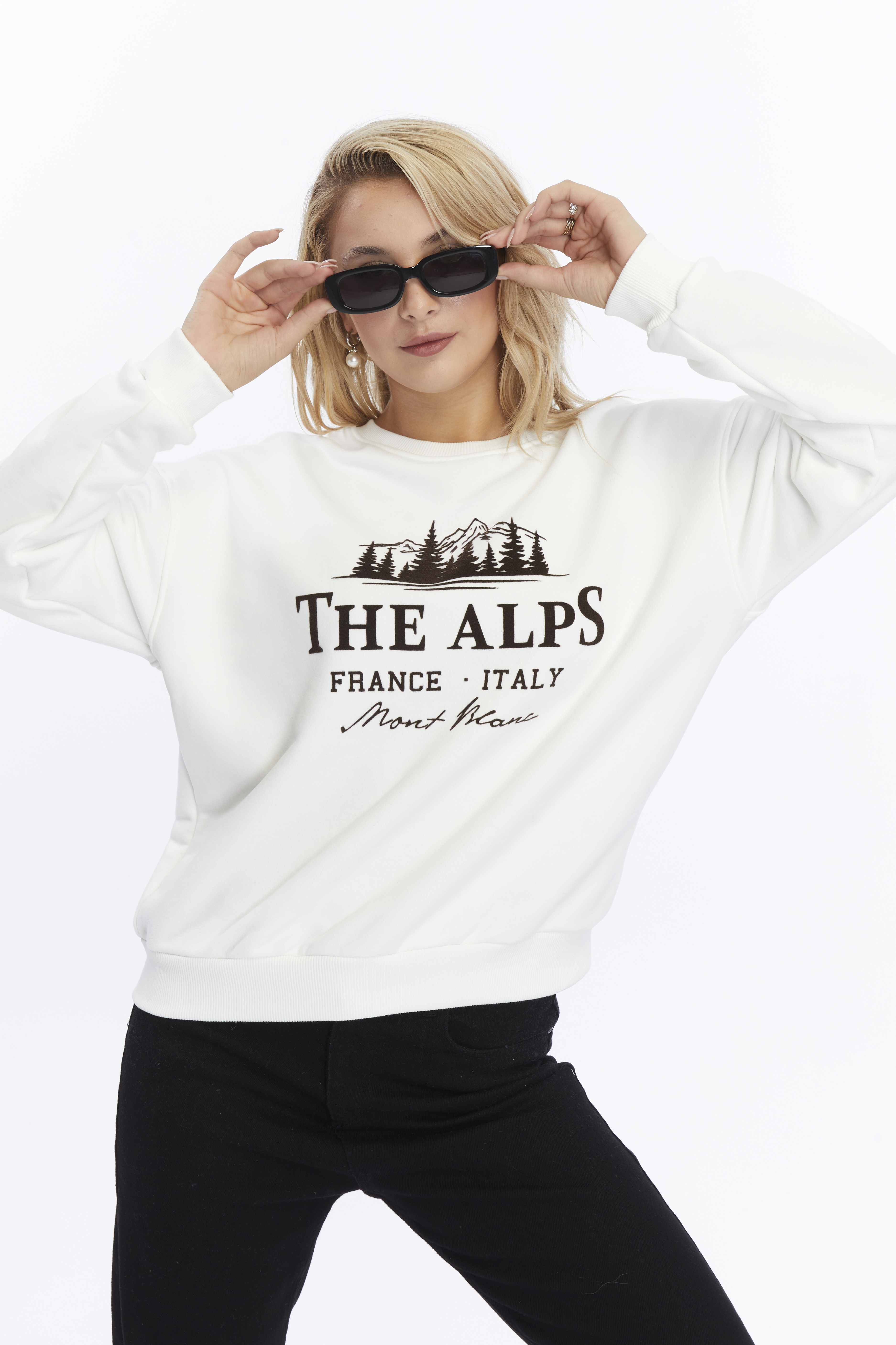 Kadife The Alps Desenli Ekru Yumuşak Dokulu Regular Fit Bisiklet Yaka Kadın Sweatshirt