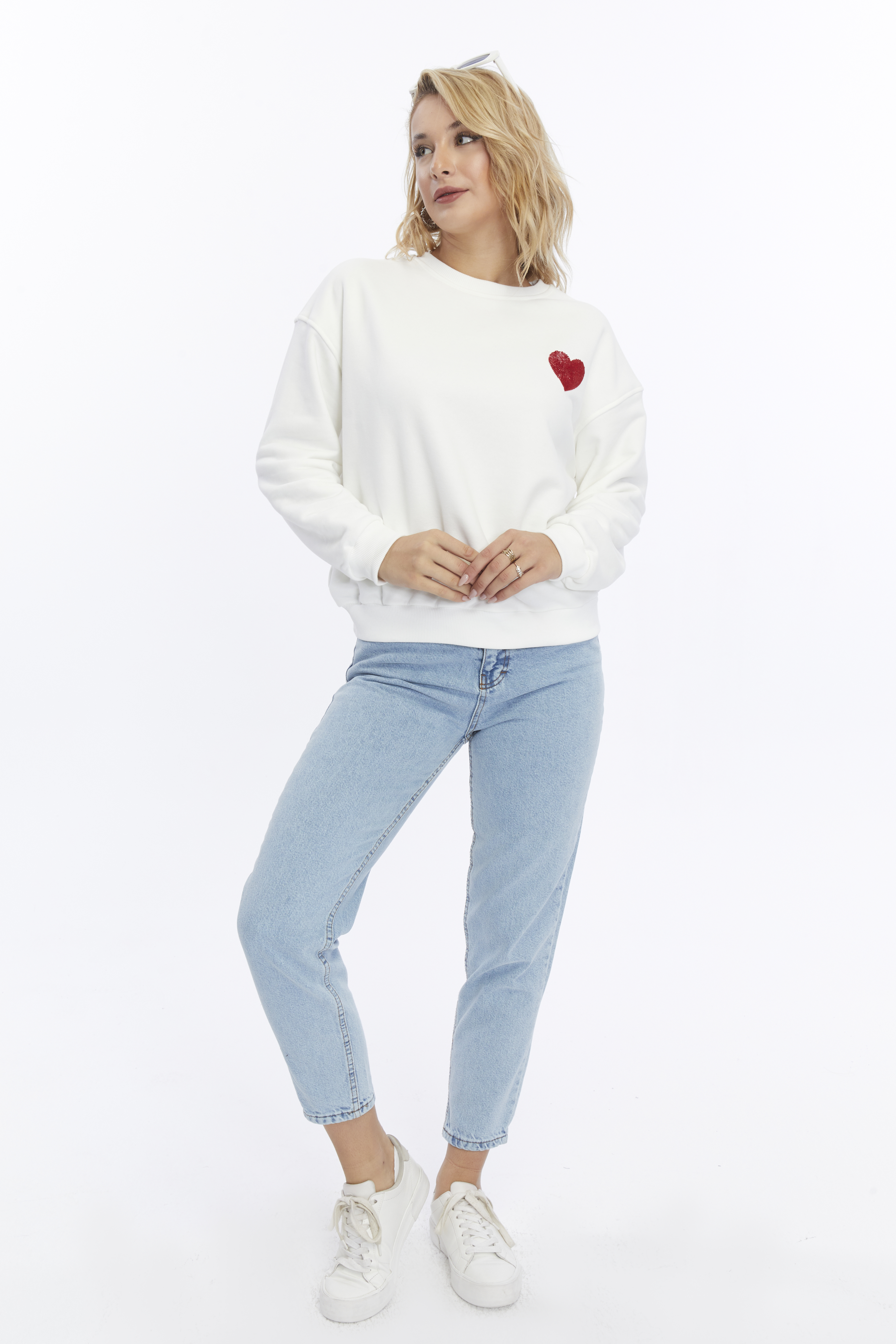 Kadife Kalp Desenli Ekru Yumuşak Dokulu Regular Fit Bisiklet Yaka Kadın Sweatshirt