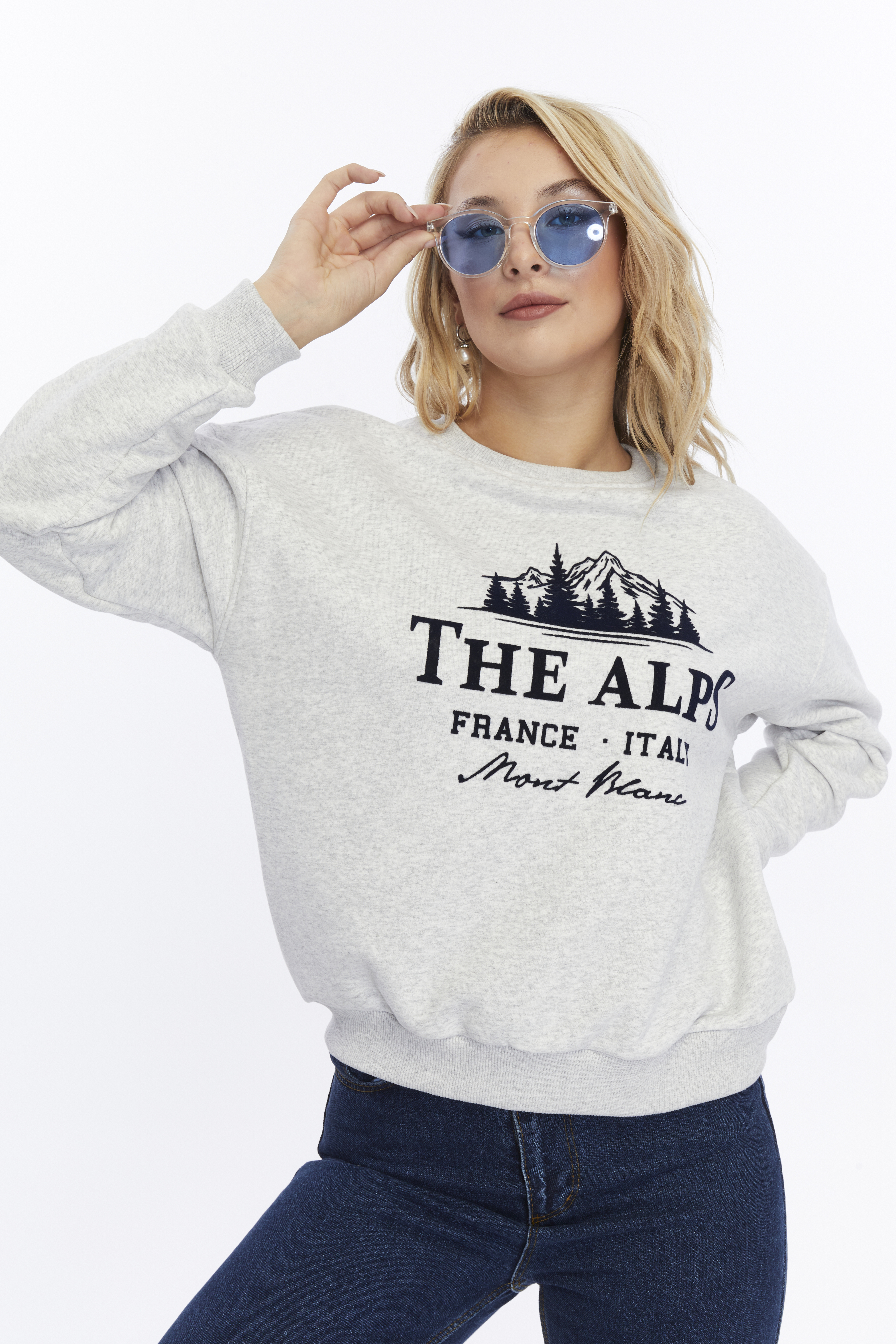Kadife The Alps Desenli Gri Melanj Yumuşak Dokulu Regular Fit Bisiklet Yaka Kadın Sweatshirt