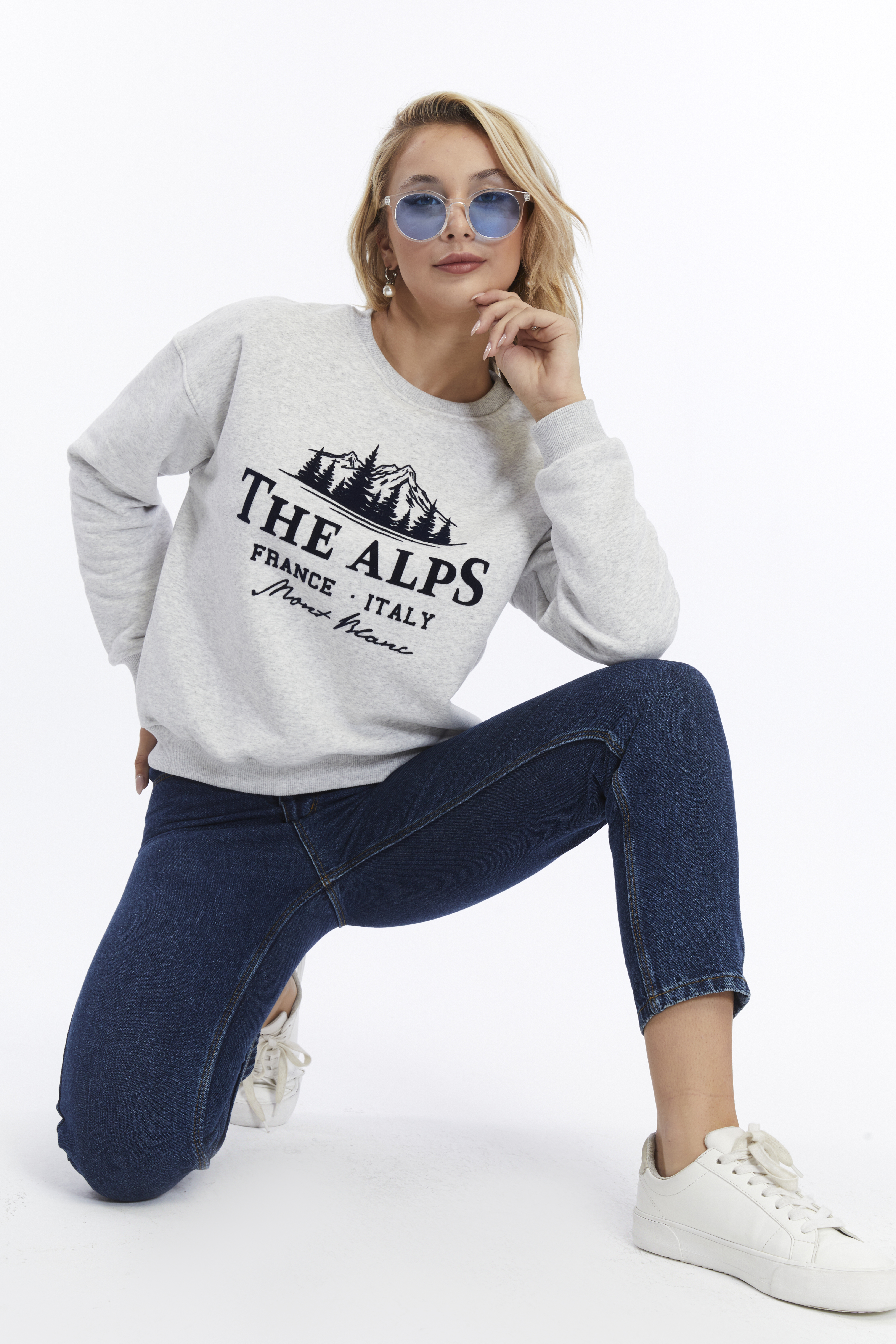 Kadife The Alps Desenli Gri Melanj Yumuşak Dokulu Regular Fit Bisiklet Yaka Kadın Sweatshirt