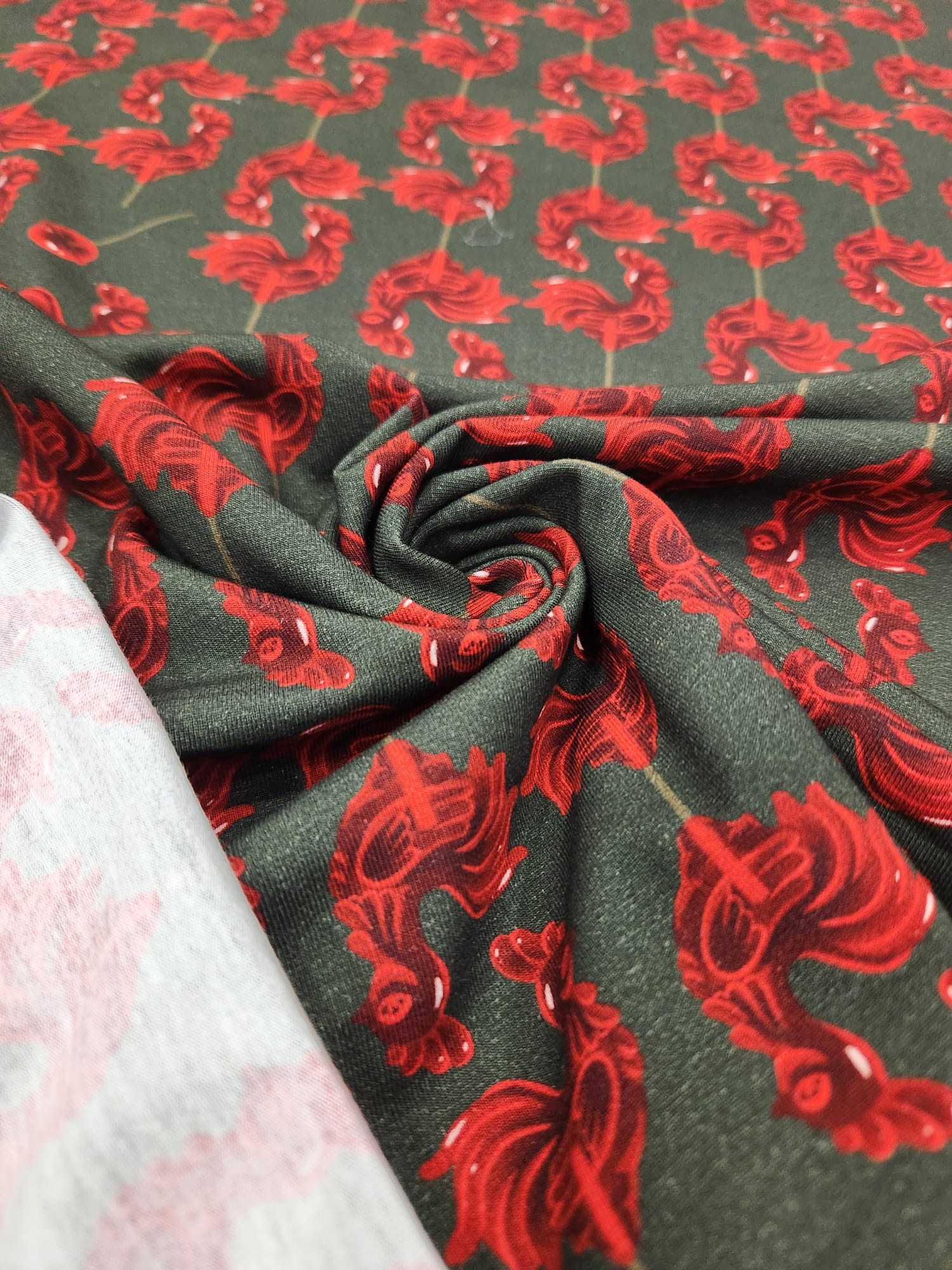 Baskılı Süprem Kumaş | %95 Pamuk %5 Elastan | 150 cm | 210 Gsm |  Kırmızı Horoz Desen
